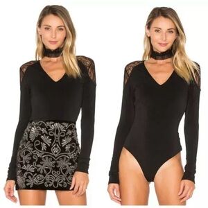 Alice + Olivia Black Lace Shoulder Long Sleeve V Neck Bodysuit $224 Small